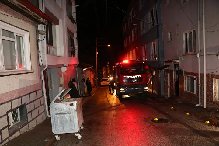 eskisehirde vahset 15 yasindaki cocugu boynundan yaraladi konutunu yakmaya kalkti 1 Kd55Ytn3