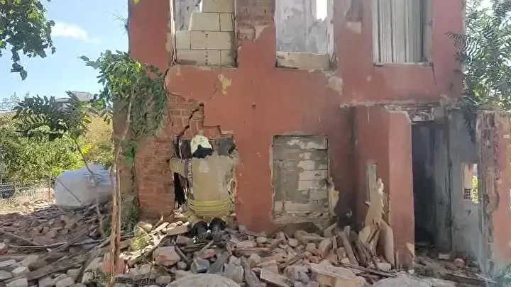 Fatih’te metruk bina çöktü: Enkazda arama çalışması yapılıyor 2 fatihte metruk bina coktu enkazda arama calismasi yapiliyor 1 R2l4SpSs