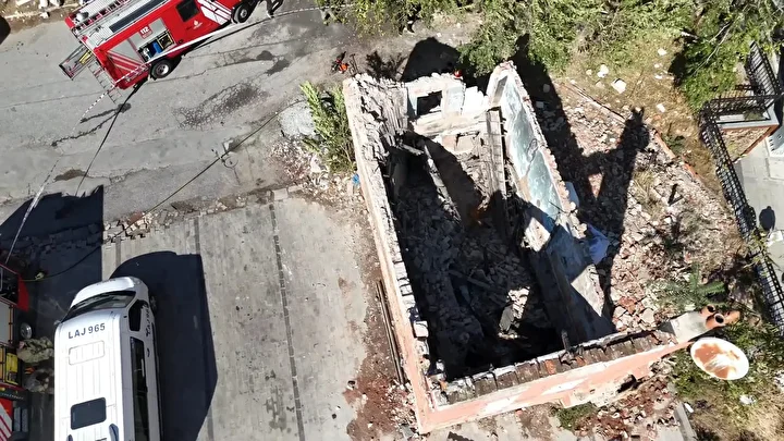 Fatih’te metruk bina çöktü: Enkazda arama çalışması yapılıyor 7 fatihte metruk bina coktu enkazda arama calismasi yapiliyor 6