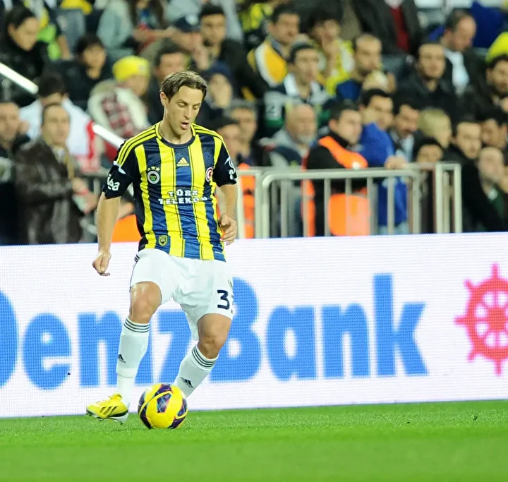 fenerbahceli eski oyuncu futbolu birakti taraftarlar tarafindan cok seviliyordu 3 lRzwt4rR