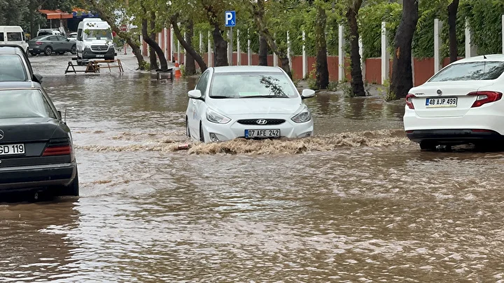 fethiyede saganak yagis hayati felc etti yollari ve dukkanlari su basti 1 jNKWEPeu