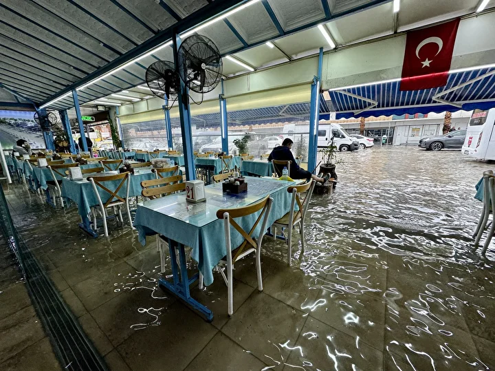 fethiyede saganak yagis hayati felc etti yollari ve dukkanlari su basti 2 6HPjiP3G