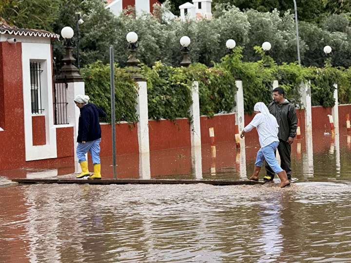 fethiyede saganak yagis hayati felc etti yollari ve dukkanlari su basti 4 C2sPe3sN