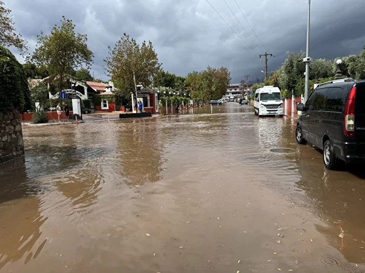 fethiyede saganak yagis hayati felc etti yollari ve dukkanlari su basti 5 WMQt65uw