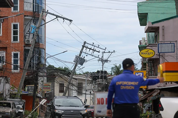 Filipinler'de 6,9 büyüklüğündeki sarsıntıda hayatını kaybedenlerin sayısı 61'e yükseldi 12 filipinlerde 69 buyuklugundeki sarsintida hayatini kaybedenlerin sayisi 61e yukseldi 11 hsHU45TU