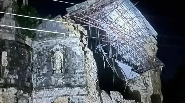 filipinlerde 69 buyuklugundeki zelzele ani kamerada devasa kilise bu turlu coktu nahffJWu.webp