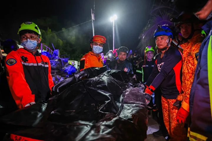 Filipinler'de 6,9 büyüklüğündeki zelzelede hayatını kaybedenlerin sayısı 61'e yükseldi 3 filipinlerde 69 buyuklugundeki zelzelede hayatini kaybedenlerin sayisi 61e yukseldi 2 4iy1OCsE