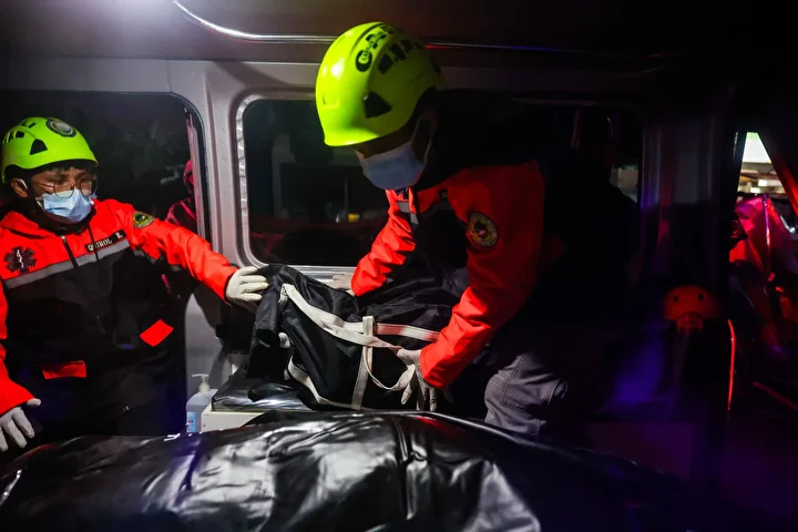 Filipinler'de 6,9 büyüklüğündeki zelzelede hayatını kaybedenlerin sayısı 61'e yükseldi 4 filipinlerde 69 buyuklugundeki zelzelede hayatini kaybedenlerin sayisi 61e yukseldi 3 pfzBmDWm