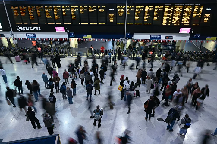 Fırtına nedeniyle Londra’daki tren seferlerinde gecikmeler yaşandı 1 firtina nedeniyle londradaki tren seferlerinde gecikmeler yasandi 0 1CtG9gny