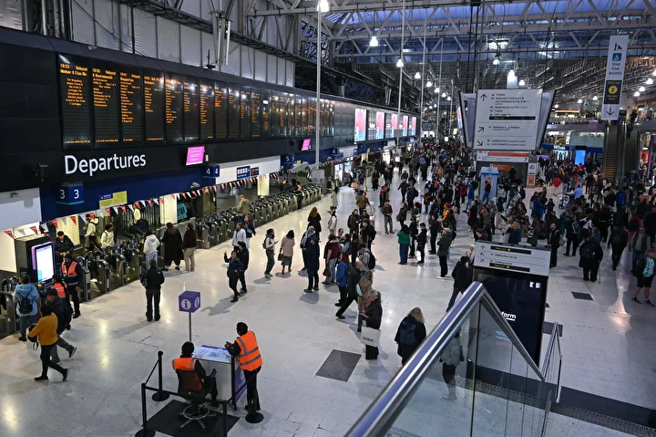 Fırtına nedeniyle Londra’daki tren seferlerinde gecikmeler yaşandı 2 firtina nedeniyle londradaki tren seferlerinde gecikmeler yasandi 1 zyntQ7py