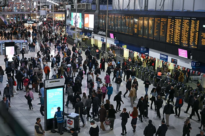 Fırtına nedeniyle Londra’daki tren seferlerinde gecikmeler yaşandı 3 firtina nedeniyle londradaki tren seferlerinde gecikmeler yasandi 2 Qjamgip6
