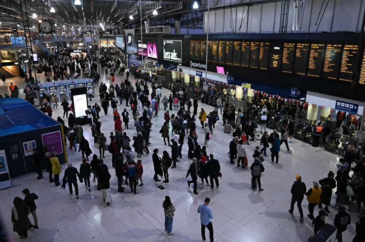 Fırtına nedeniyle Londra’daki tren seferlerinde gecikmeler yaşandı 4 firtina nedeniyle londradaki tren seferlerinde gecikmeler yasandi 3