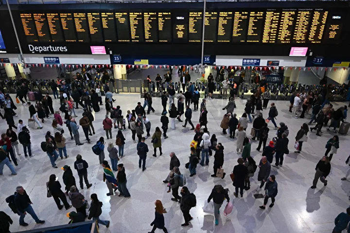 Fırtına nedeniyle Londra’daki tren seferlerinde gecikmeler yaşandı 5 firtina nedeniyle londradaki tren seferlerinde gecikmeler yasandi 4