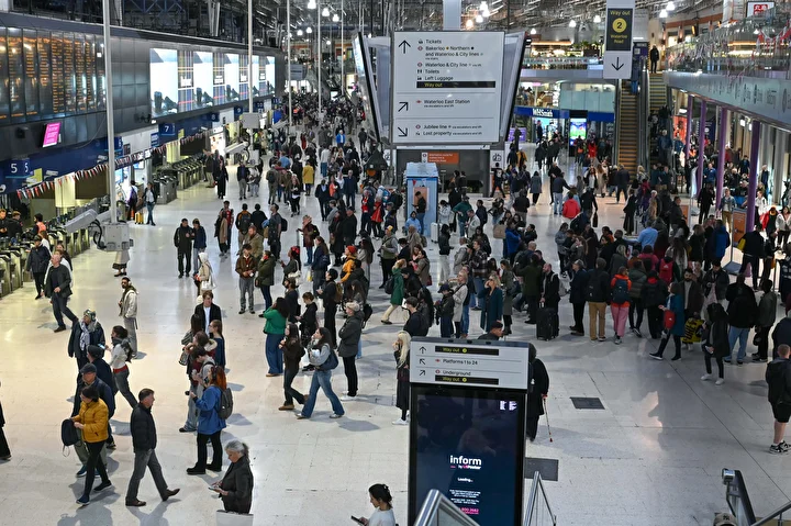 Fırtına nedeniyle Londra’daki tren seferlerinde gecikmeler yaşandı 6 firtina nedeniyle londradaki tren seferlerinde gecikmeler yasandi 5