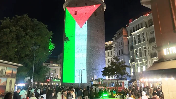 galata kulesine filistin bayragi yansitildi 0 UzVnMOAt