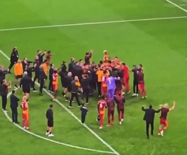 galatasarayda herkes keyifli o mutsuz liverpool galibiyeti sonrasi sevinmedi goruntu 4 lyaJjQ4K