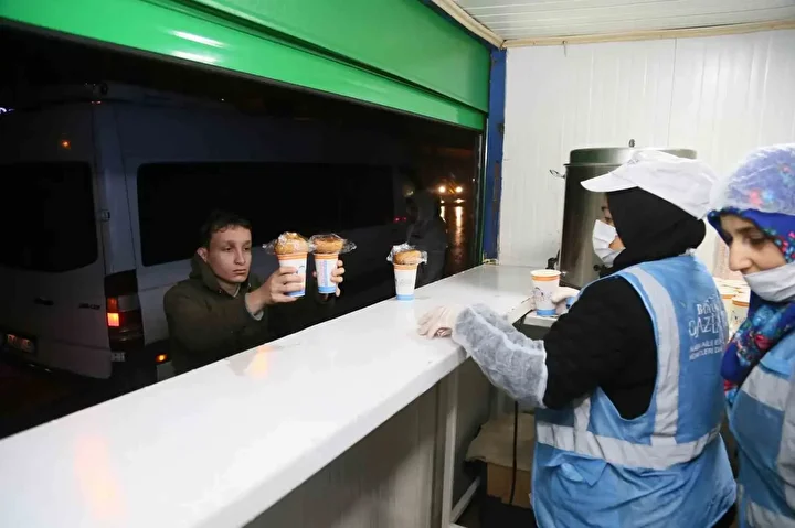gaziantep buyuksehir belediyesi 40 noktada 15 bin sahsa corba ikram hizmeti veriyor 0 81iPPKPF