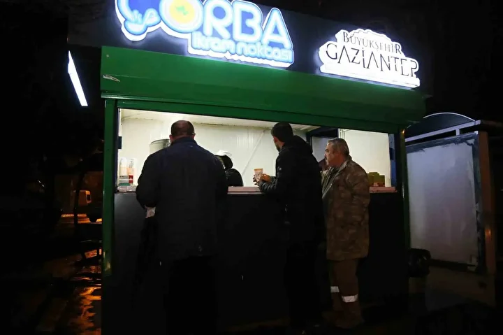 gaziantep buyuksehir belediyesi 40 noktada 15 bin sahsa corba ikram hizmeti veriyor 2 drNOEynj
