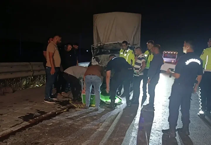 gaziantepte kamyonet kamyona arttan carpti bir kisi oldu bir kisi agir yaralandi 1 hFyb4mhA