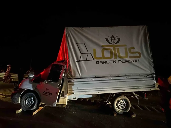 gaziantepte kamyonet kamyona arttan carpti bir kisi oldu bir kisi agir yaralandi 5 JzUpQg2V