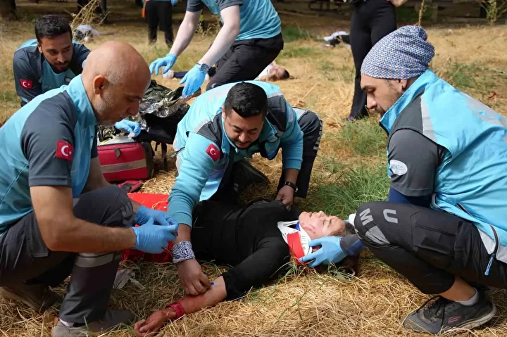 Gaziantep'te terör tatbikatında kendini rolüne kaptıranlar zahmetle sakinleştirildi 3 gaziantepte teror tatbikatinda kendini rolune kaptiranlar zahmetle sakinlestirildi 2 1TzJHikV