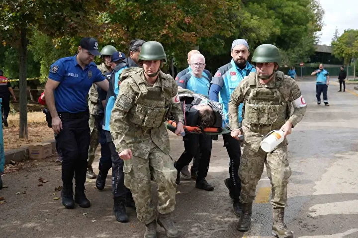 Gaziantep'te terör tatbikatında kendini rolüne kaptıranlar zahmetle sakinleştirildi 5 gaziantepte teror tatbikatinda kendini rolune kaptiranlar zahmetle sakinlestirildi 4