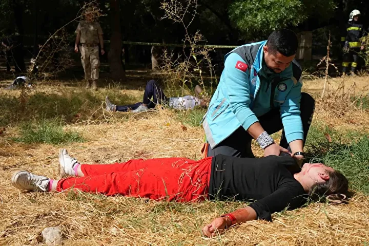 Gaziantep'te terör tatbikatında kendini rolüne kaptıranlar zahmetle sakinleştirildi 7 gaziantepte teror tatbikatinda kendini rolune kaptiranlar zahmetle sakinlestirildi 6