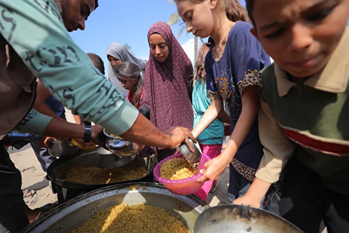 gazzede aclikla gayret eden filistinlilere yemek dagitildi 12 NWef4sYR