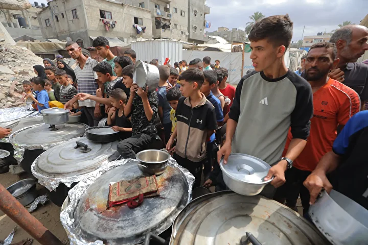 gazzede aclikla gayret eden filistinlilere yemek dagitildi 13 3TyGidsf