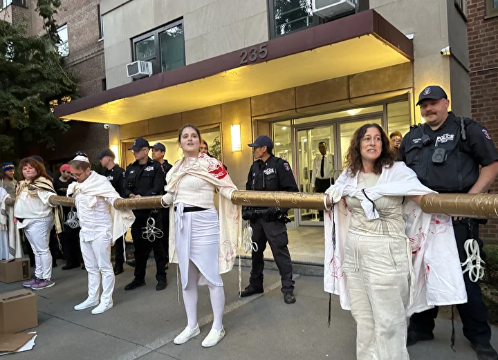 Gazze'de ateşkes sağlanması davetiyle New York'ta protesto düzenlendi: 56 kişi gözaltına alındı 13 gazzede ateskes saglanmasi davetiyle new yorkta protesto duzenlendi 56 kisi gozaltina alindi 12 bjMr47nD