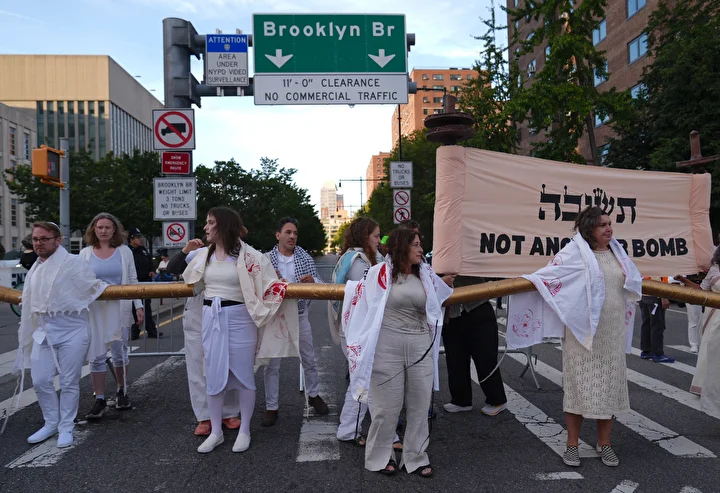Gazze'de ateşkes sağlanması davetiyle New York'ta protesto düzenlendi: 56 kişi gözaltına alındı 18 gazzede ateskes saglanmasi davetiyle new yorkta protesto duzenlendi 56 kisi gozaltina alindi 17 dpSMwKjM