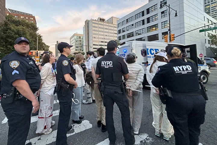 Gazze'de ateşkes sağlanması davetiyle New York'ta protesto düzenlendi: 56 kişi gözaltına alındı 20 gazzede ateskes saglanmasi davetiyle new yorkta protesto duzenlendi 56 kisi gozaltina alindi 19 pKjjTH8p
