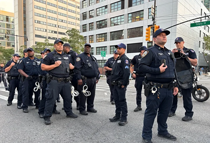 Gazze'de ateşkes sağlanması davetiyle New York'ta protesto düzenlendi: 56 kişi gözaltına alındı 22 gazzede ateskes saglanmasi davetiyle new yorkta protesto duzenlendi 56 kisi gozaltina alindi 21 vcPCEja7