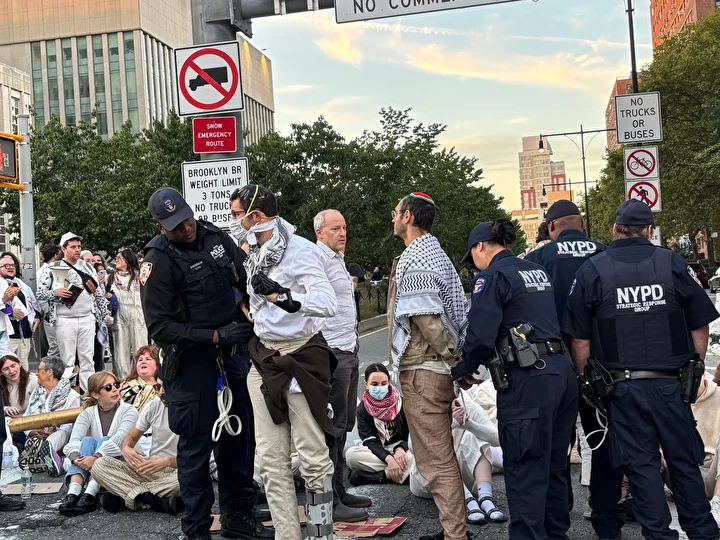 Gazze'de ateşkes sağlanması davetiyle New York'ta protesto düzenlendi: 56 kişi gözaltına alındı 23 gazzede ateskes saglanmasi davetiyle new yorkta protesto duzenlendi 56 kisi gozaltina alindi 22 7O2h1lz4