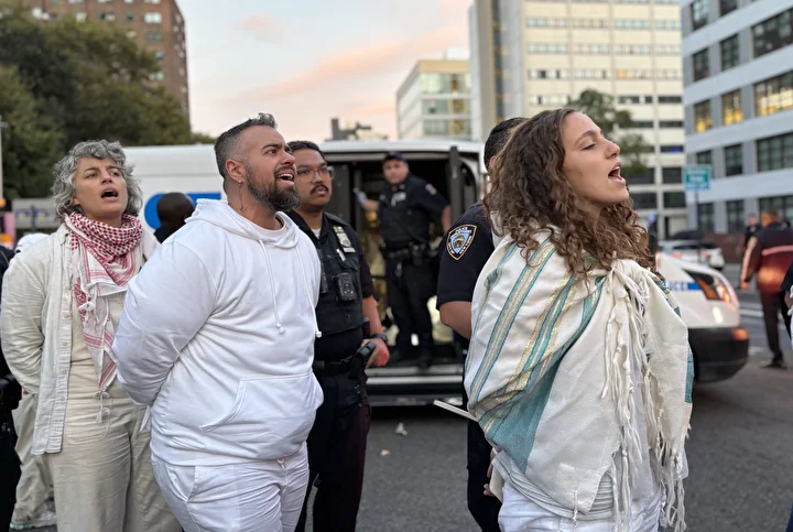 Gazze'de ateşkes sağlanması davetiyle New York'ta protesto düzenlendi: 56 kişi gözaltına alındı 24 gazzede ateskes saglanmasi davetiyle new yorkta protesto duzenlendi 56 kisi gozaltina alindi 23 HUT8Mye7