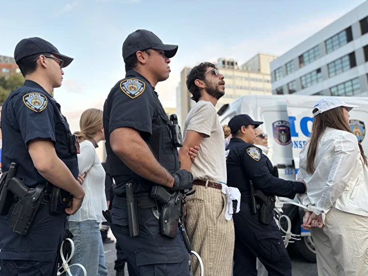 Gazze'de ateşkes sağlanması davetiyle New York'ta protesto düzenlendi: 56 kişi gözaltına alındı 25 gazzede ateskes saglanmasi davetiyle new yorkta protesto duzenlendi 56 kisi gozaltina alindi 24 G8dk1uKq