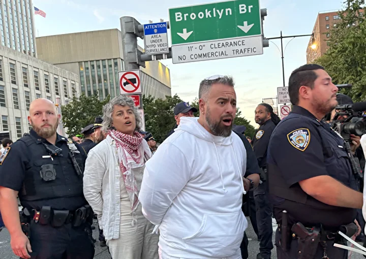 Gazze'de ateşkes sağlanması davetiyle New York'ta protesto düzenlendi: 56 kişi gözaltına alındı 26 gazzede ateskes saglanmasi davetiyle new yorkta protesto duzenlendi 56 kisi gozaltina alindi 25 QWi2Bkhq