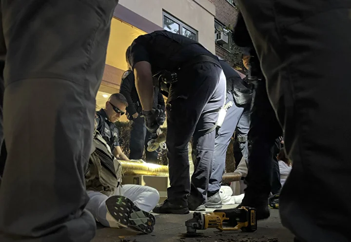 Gazze'de ateşkes sağlanması davetiyle New York'ta protesto düzenlendi: 56 kişi gözaltına alındı 27 gazzede ateskes saglanmasi davetiyle new yorkta protesto duzenlendi 56 kisi gozaltina alindi 26 EtZMJRQw