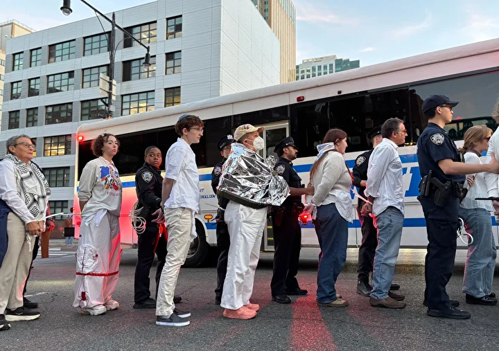 Gazze'de ateşkes sağlanması davetiyle New York'ta protesto düzenlendi: 56 kişi gözaltına alındı 28 gazzede ateskes saglanmasi davetiyle new yorkta protesto duzenlendi 56 kisi gozaltina alindi 27 cqpSjzaR