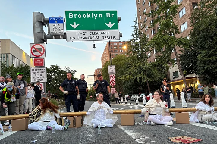 Gazze'de ateşkes sağlanması davetiyle New York'ta protesto düzenlendi: 56 kişi gözaltına alındı 29 gazzede ateskes saglanmasi davetiyle new yorkta protesto duzenlendi 56 kisi gozaltina alindi 28