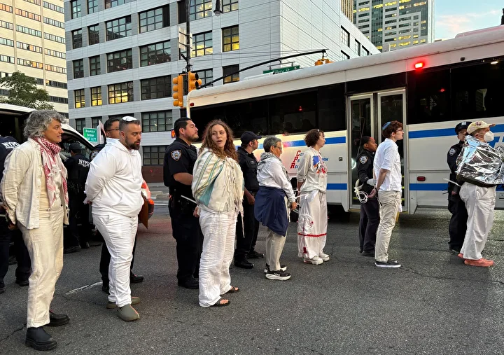 Gazze'de ateşkes sağlanması davetiyle New York'ta protesto düzenlendi: 56 kişi gözaltına alındı 31 gazzede ateskes saglanmasi davetiyle new yorkta protesto duzenlendi 56 kisi gozaltina alindi 30 tl8TkZA1