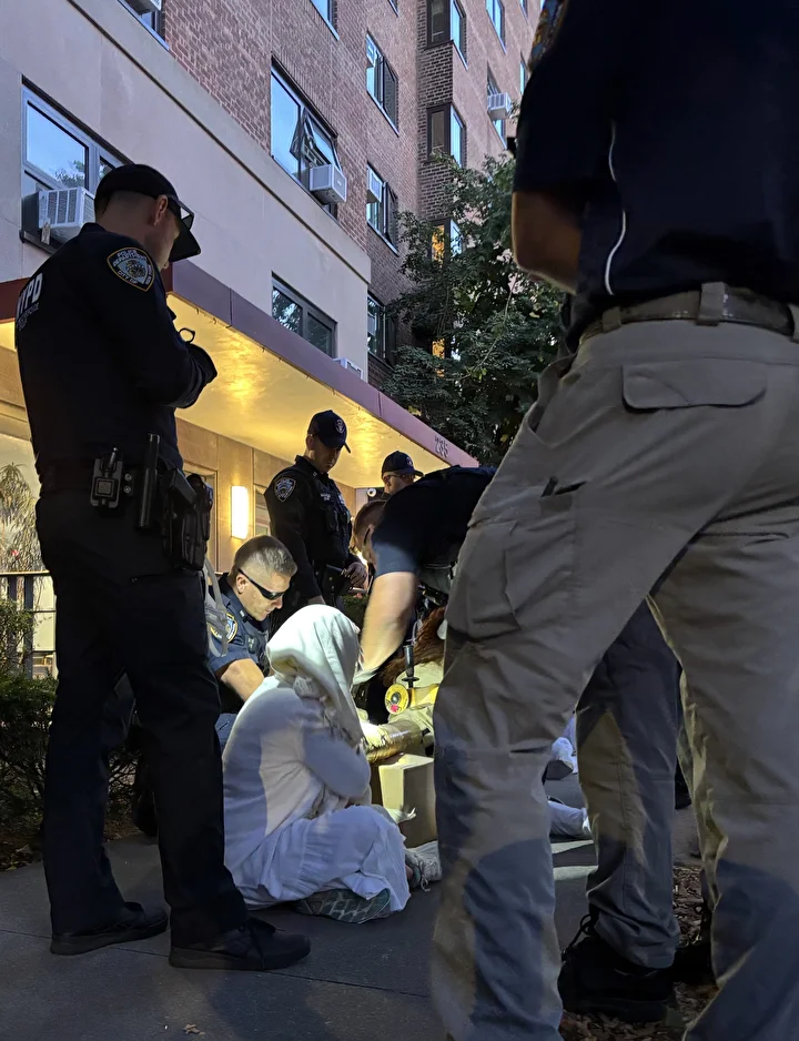 Gazze'de ateşkes sağlanması davetiyle New York'ta protesto düzenlendi: 56 kişi gözaltına alındı 33 gazzede ateskes saglanmasi davetiyle new yorkta protesto duzenlendi 56 kisi gozaltina alindi 32 fgfSuDCA