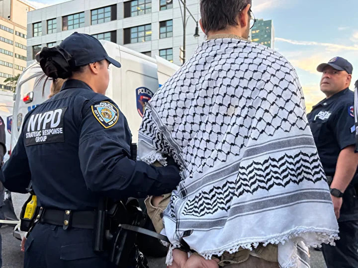 Gazze'de ateşkes sağlanması davetiyle New York'ta protesto düzenlendi: 56 kişi gözaltına alındı 6 gazzede ateskes saglanmasi davetiyle new yorkta protesto duzenlendi 56 kisi gozaltina alindi 5 5yQamuH6