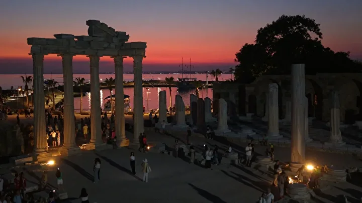 Gece müzeciliğinde ziyaretçi rekoru: Efes, Side ve Galata Kulesi'nde gece ziyareti 2 Kasım'a kadar uzatıldı 8 gece muzeciliginde ziyaretci rekoru efes side ve galata kulesinde gece ziyareti 2 kasima kadar