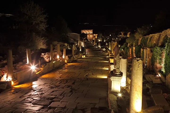 Gece müzeciliğinde ziyaretçi rekoru: Efes, Side ve Galata Kulesi'nde gece ziyareti 2 Kasım'a kadar uzatıldı 5 gece muzeciliginde ziyaretci rekoru efes side ve galata kulesinde gece ziyareti 2 kasima kadar UI3IJ8sE
