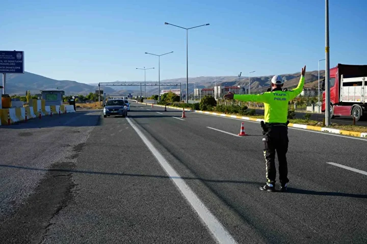 gecen yil 30 kisinin oldugu yola celik bariyerler tahlil oldu 2025 yilinda olumlu trafik LM39scY5