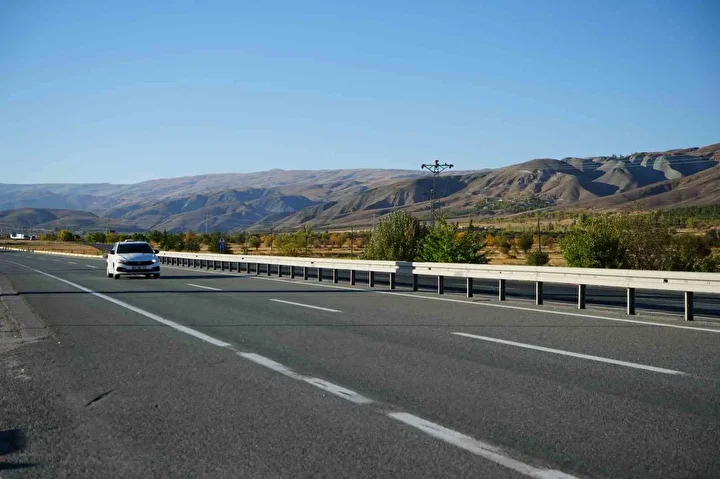 gecen yil 30 kisinin oldugu yola celik bariyerler tahlil oldu 2025 yilinda olumlu trafik tnCFUbwX