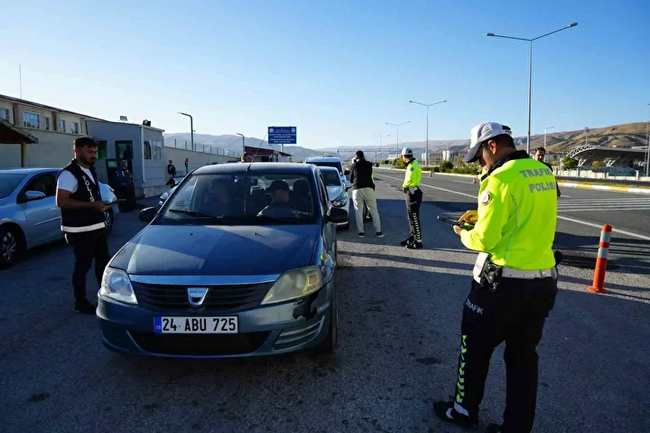 gecen yil 30 kisinin oldugu yola celik bariyerler tahlil oldu 2025 yilinda olumlu trafik v4q6WhC6