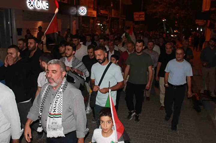 genc yasli cocuk siirtte binlerce insan global sumud filosuna takviye icin meydanlara indi 0 kC4pRTVy