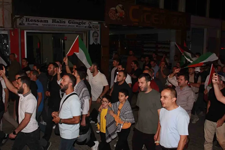 genc yasli cocuk siirtte binlerce insan global sumud filosuna takviye icin meydanlara indi 2